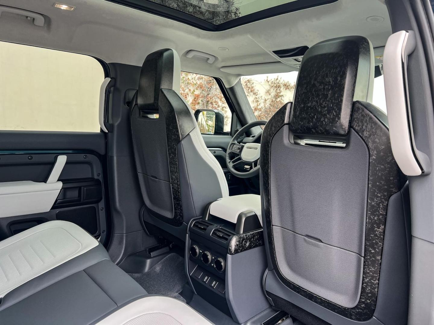 Image LAND-ROVER Defender 110 4.4 P635 Octa