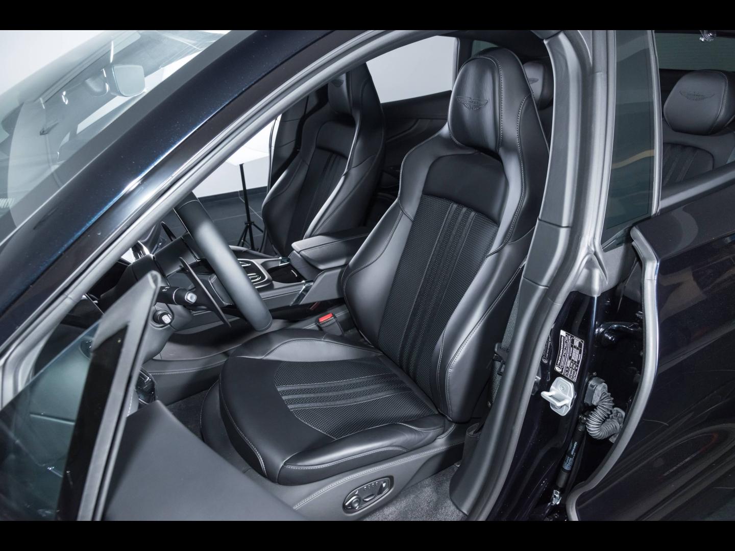Image ASTON MARTIN DBX 4.0 V8 biturbo 707ch BVA9