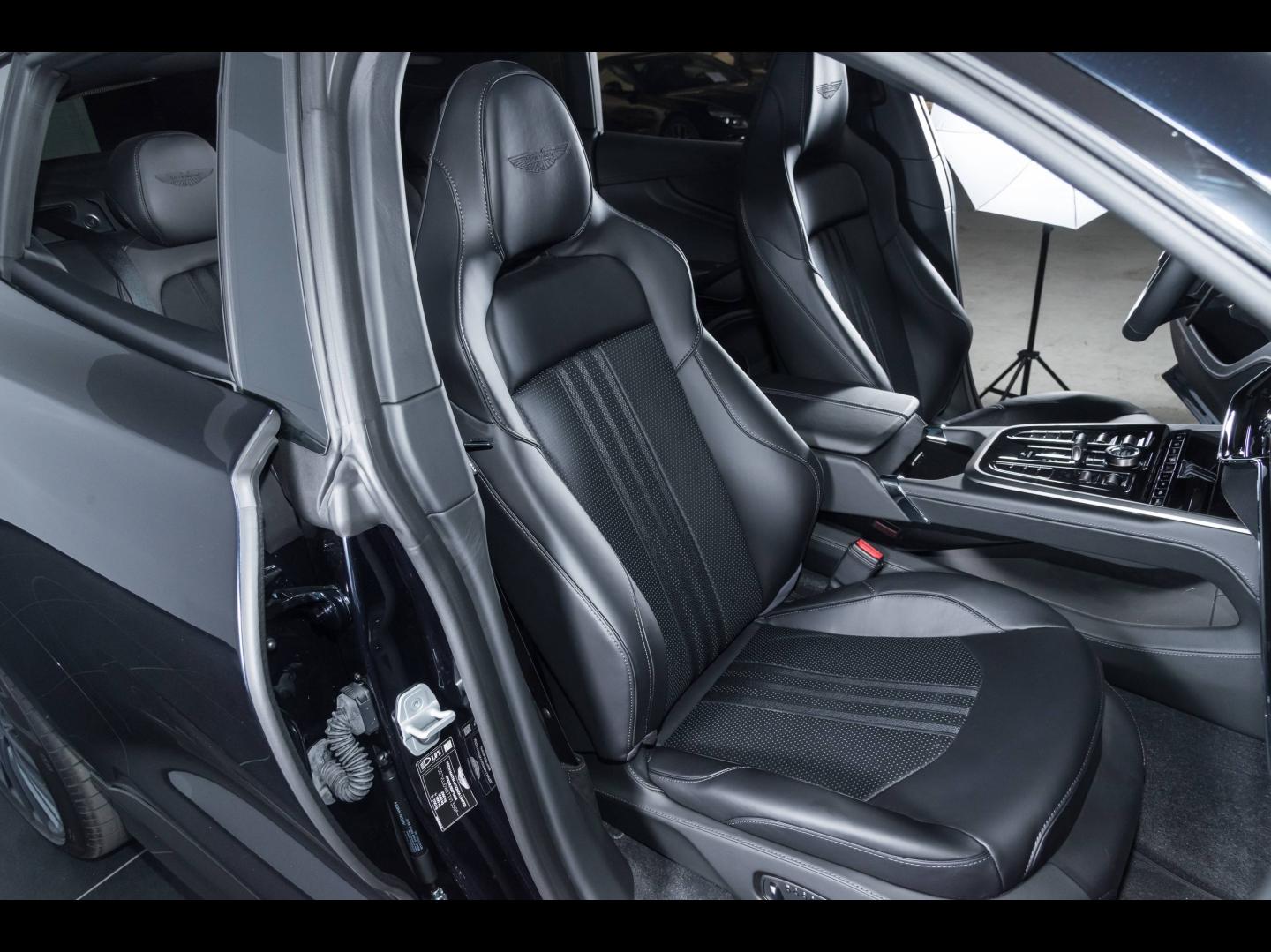 Image ASTON MARTIN DBX 4.0 V8 biturbo 707ch BVA9