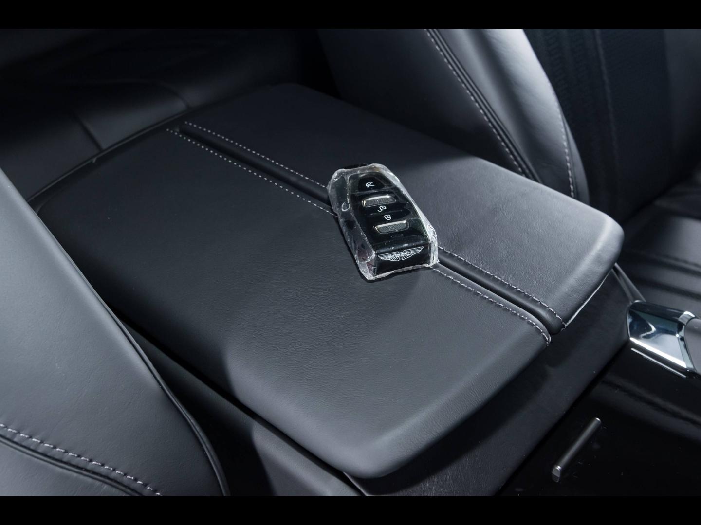 Image ASTON MARTIN DBX 4.0 V8 biturbo 707ch BVA9