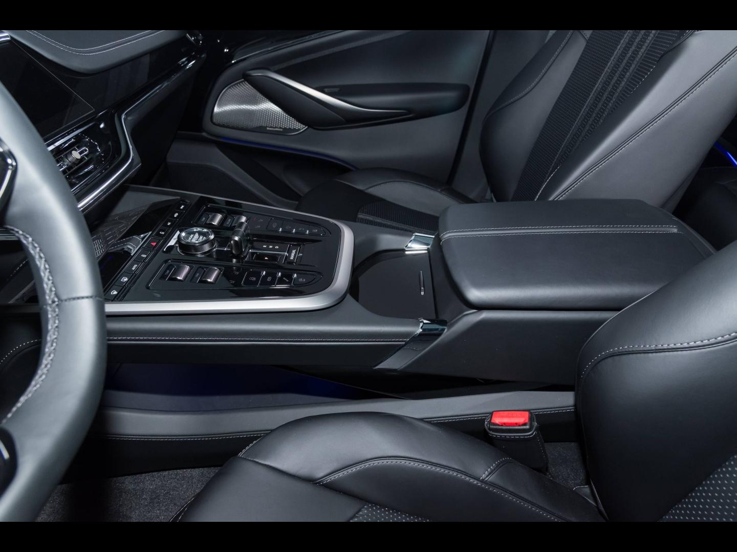 Image ASTON MARTIN DBX 4.0 V8 biturbo 707ch BVA9