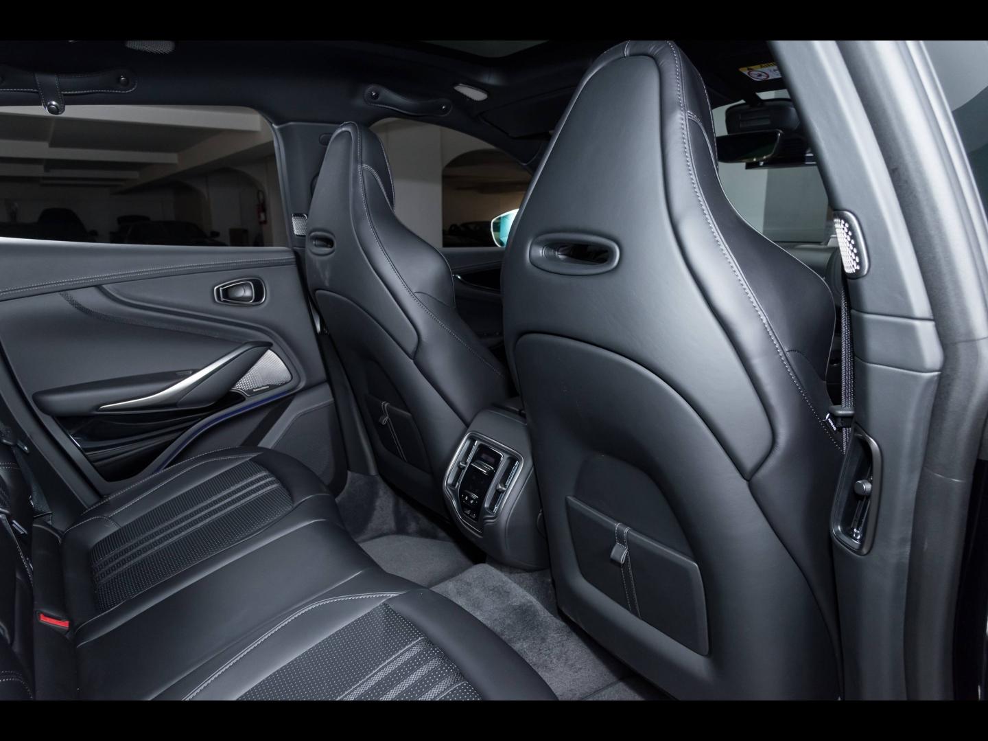 Image ASTON MARTIN DBX 4.0 V8 biturbo 707ch BVA9