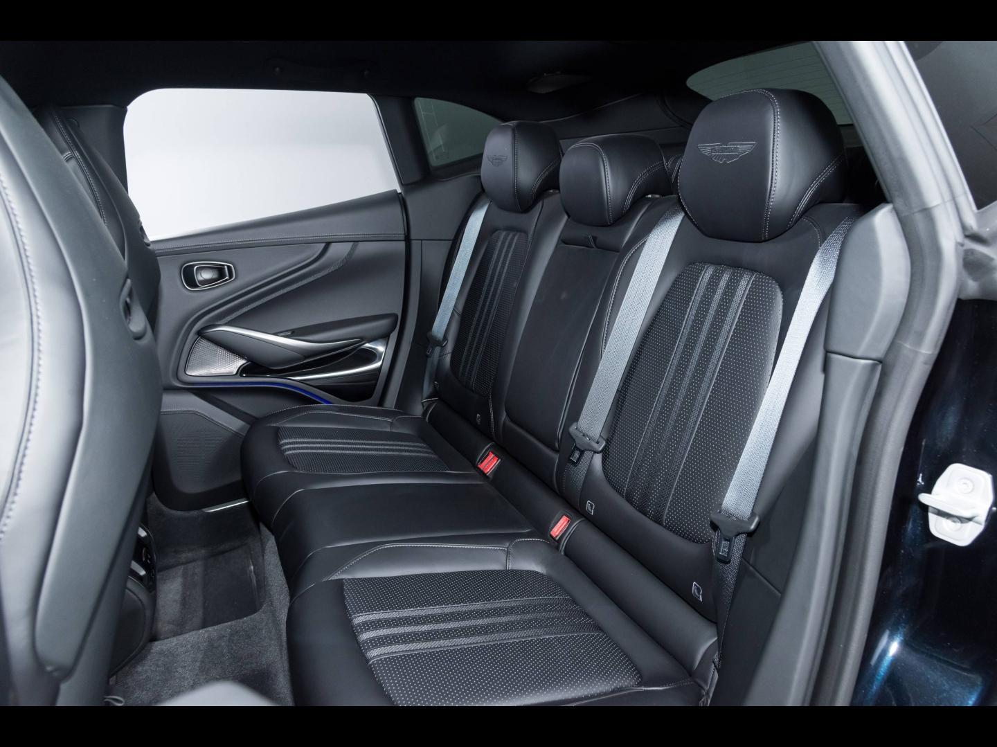 Image ASTON MARTIN DBX 4.0 V8 biturbo 707ch BVA9