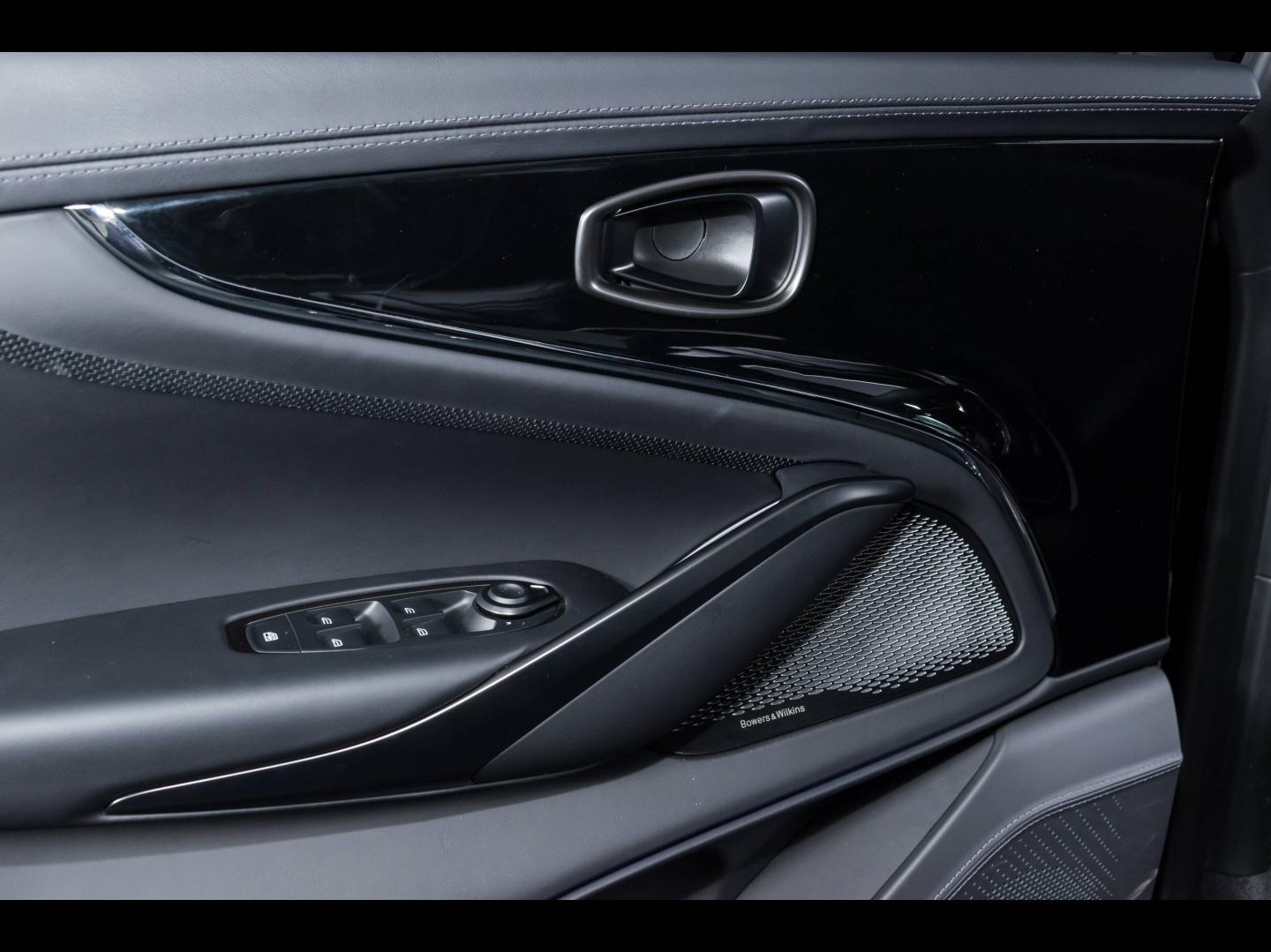 Image ASTON MARTIN DBX 4.0 V8 biturbo 707ch BVA9