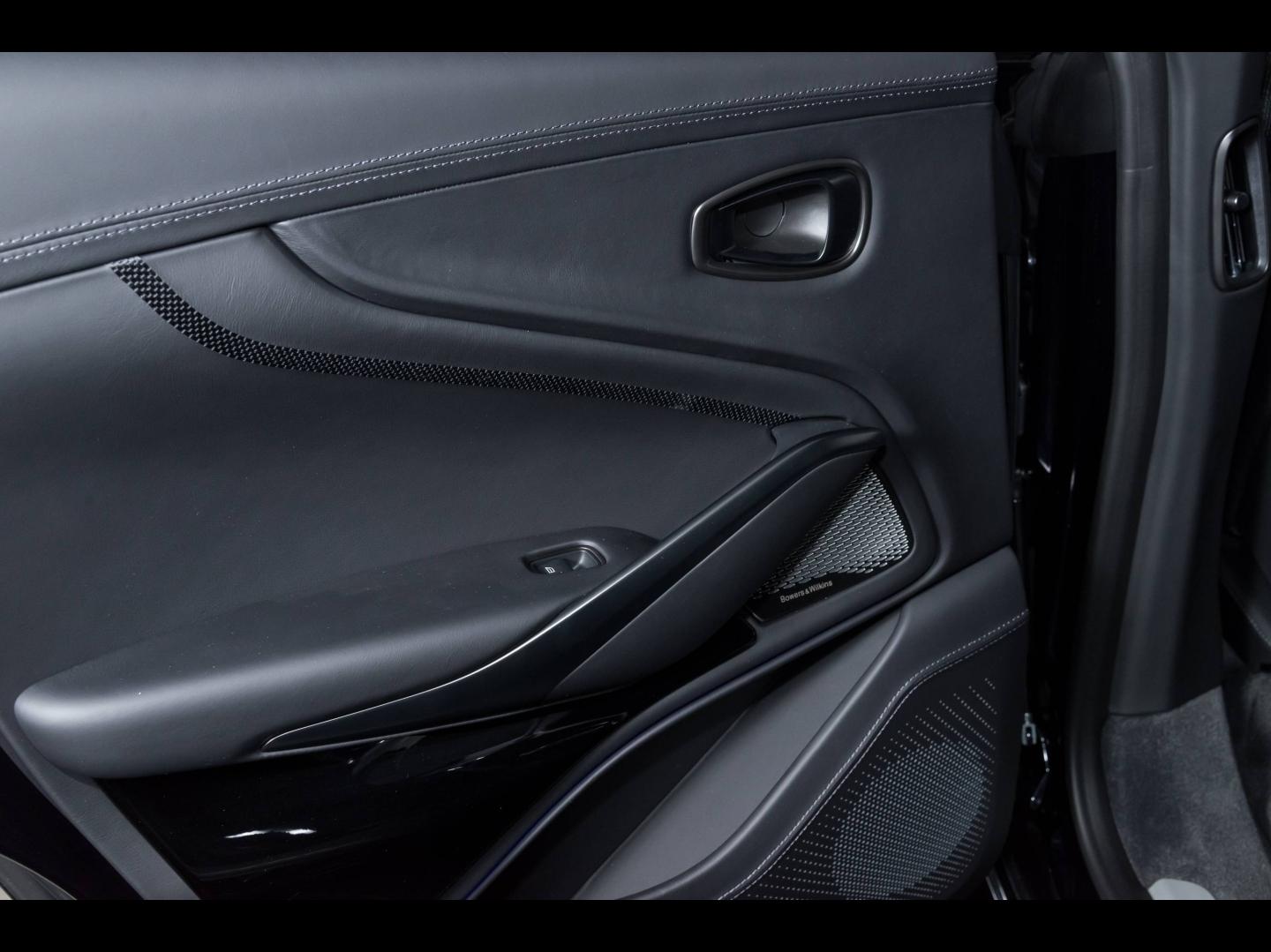 Image ASTON MARTIN DBX 4.0 V8 biturbo 707ch BVA9