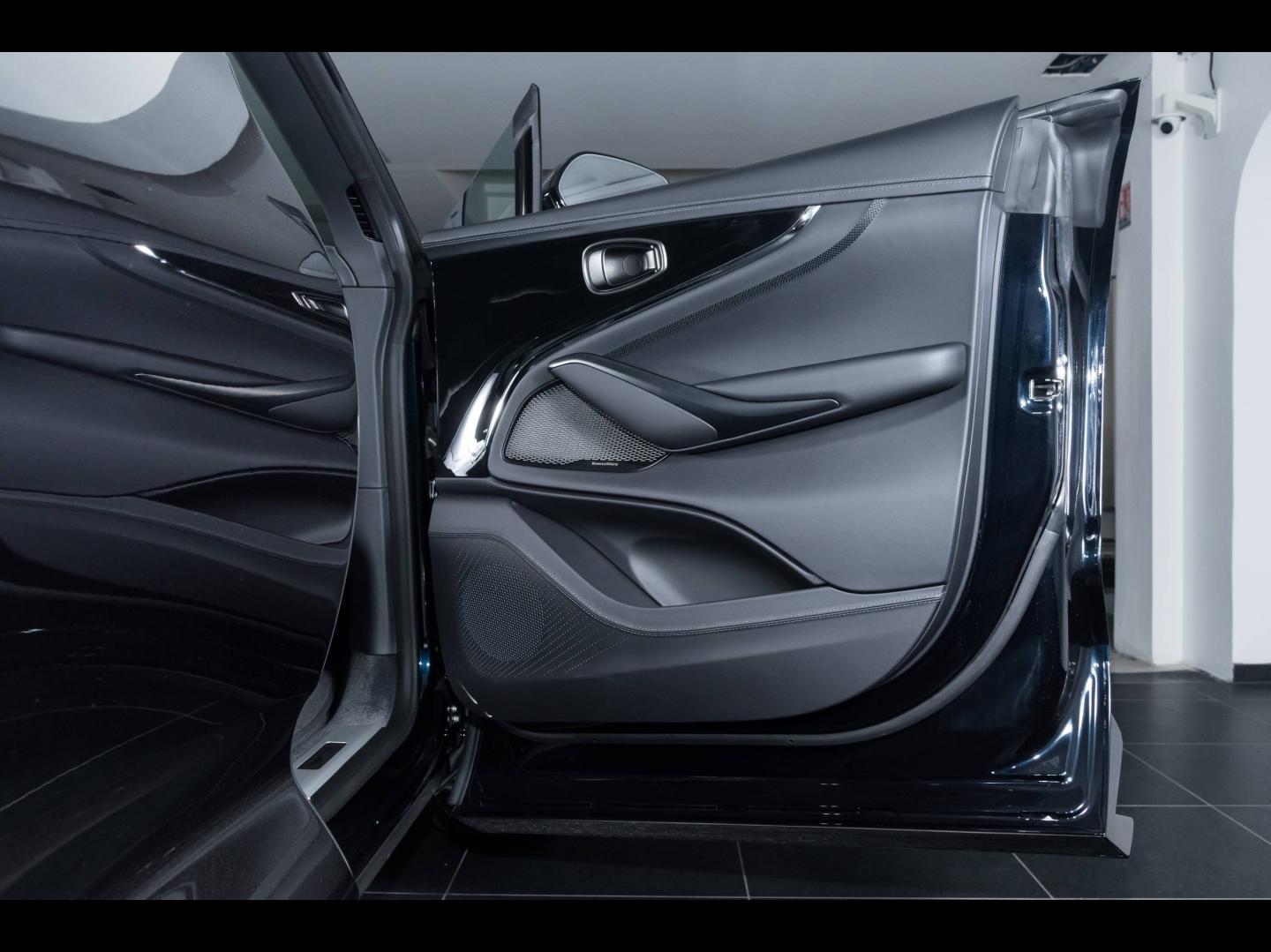Image ASTON MARTIN DBX 4.0 V8 biturbo 707ch BVA9