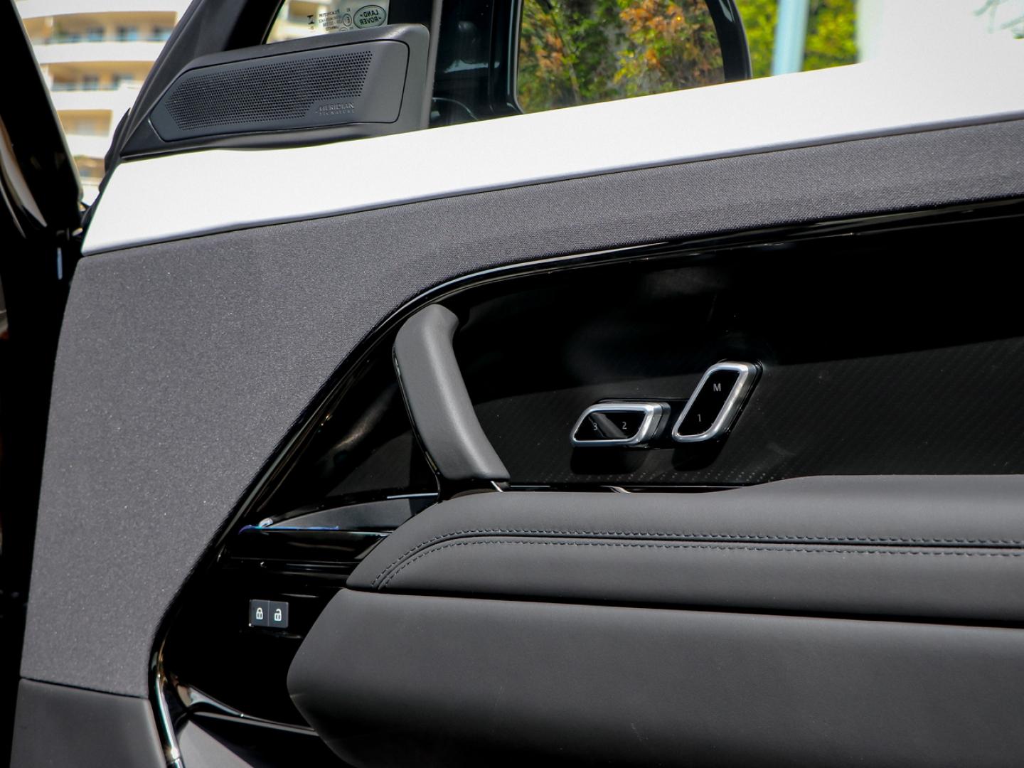 Image LAND-ROVER Range Rover Sport 4.4 P635 635ch MHEV Dynamic SV Edit One Obsidian Black Gloss