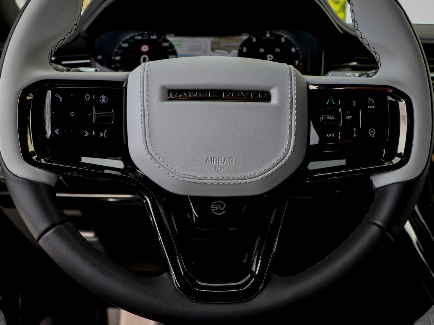 Image LAND-ROVER Range Rover Sport 4.4 P635 635ch MHEV Dynamic SV Edit One Obsidian Black Gloss