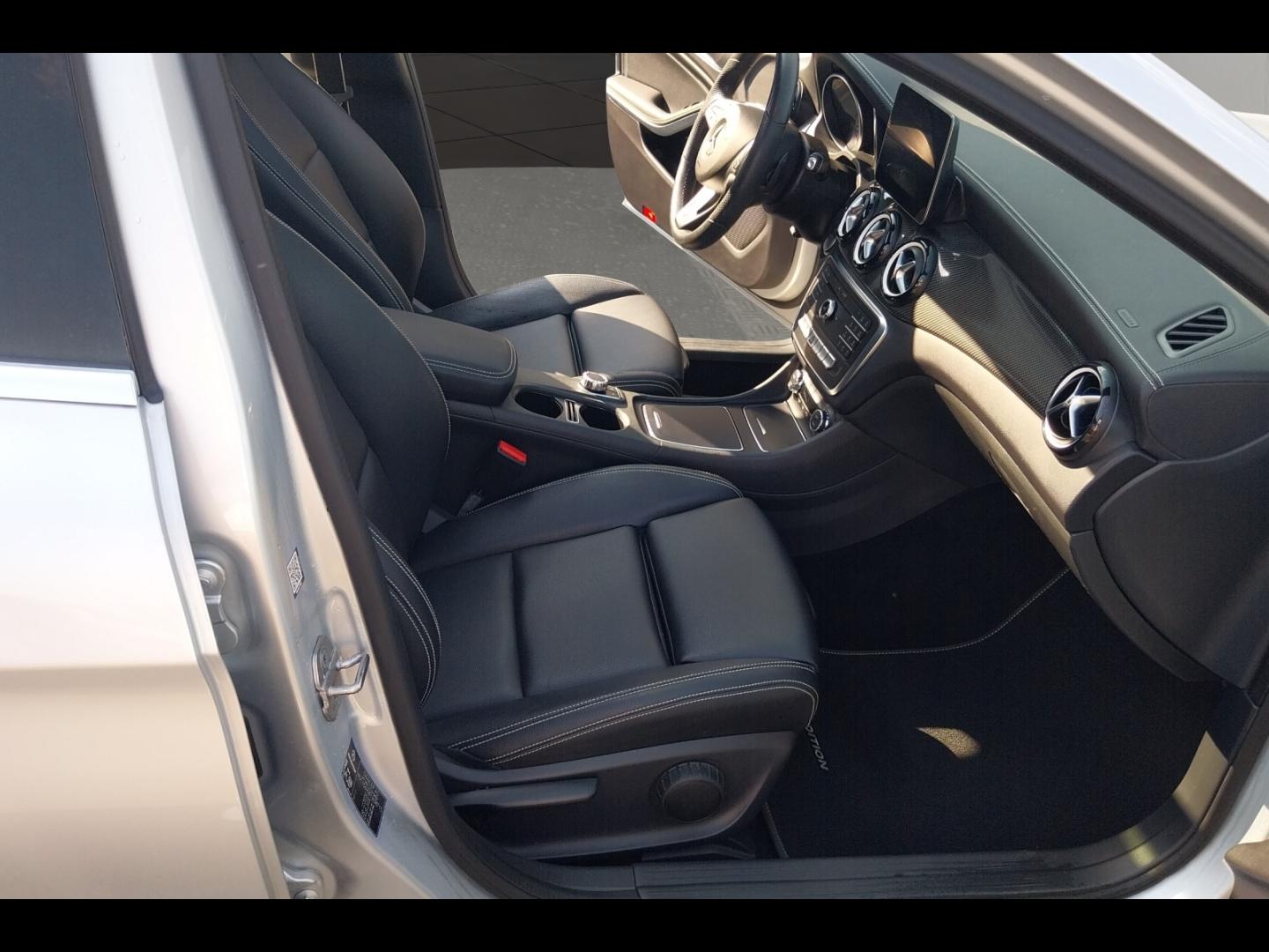 Image MERCEDES-BENZ GLA 200 d 136ch Starlight Edition 7G-DCT Euro6c