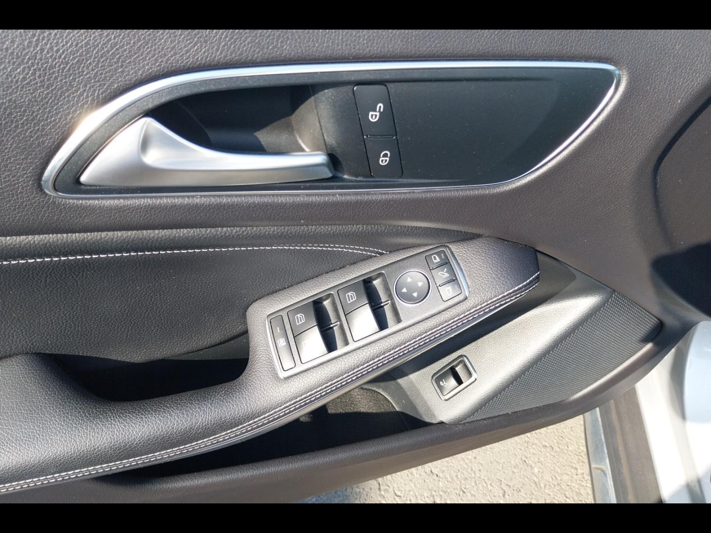 Image MERCEDES-BENZ GLA 200 d 136ch Starlight Edition 7G-DCT Euro6c