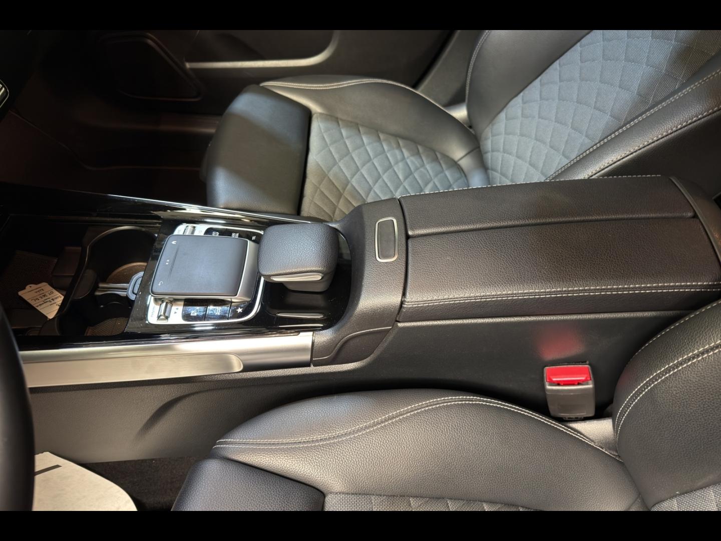 Image MERCEDES-BENZ GLB 200d 150ch Progressive Line launch Edition 8G-DCT 122g