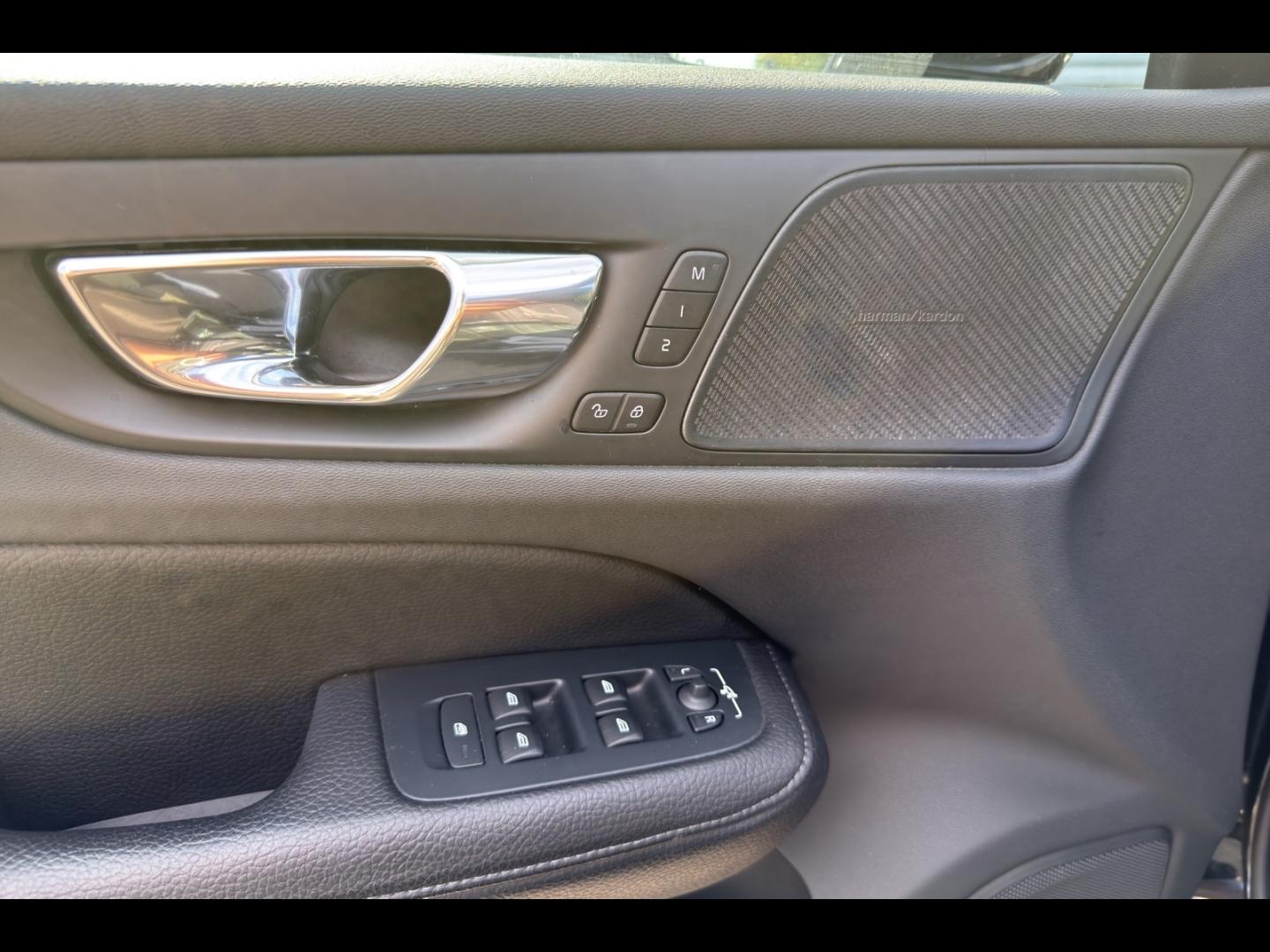 Image VOLVO V60 T8 Twin Engine 303 + 87ch Inscription Luxe Geartronic 16cv