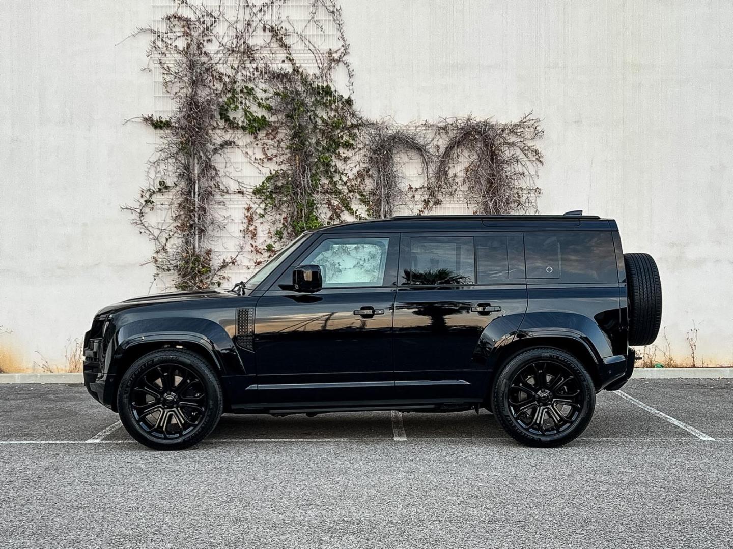 Image LAND-ROVER Defender 110 4.4 P635 Octa Black