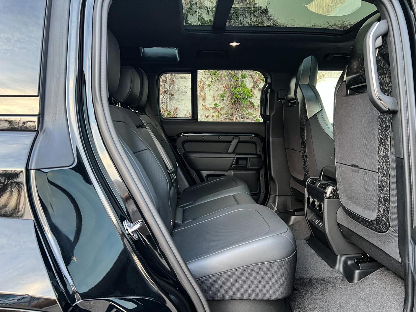 Image LAND-ROVER Defender 110 4.4 P635 Octa Black