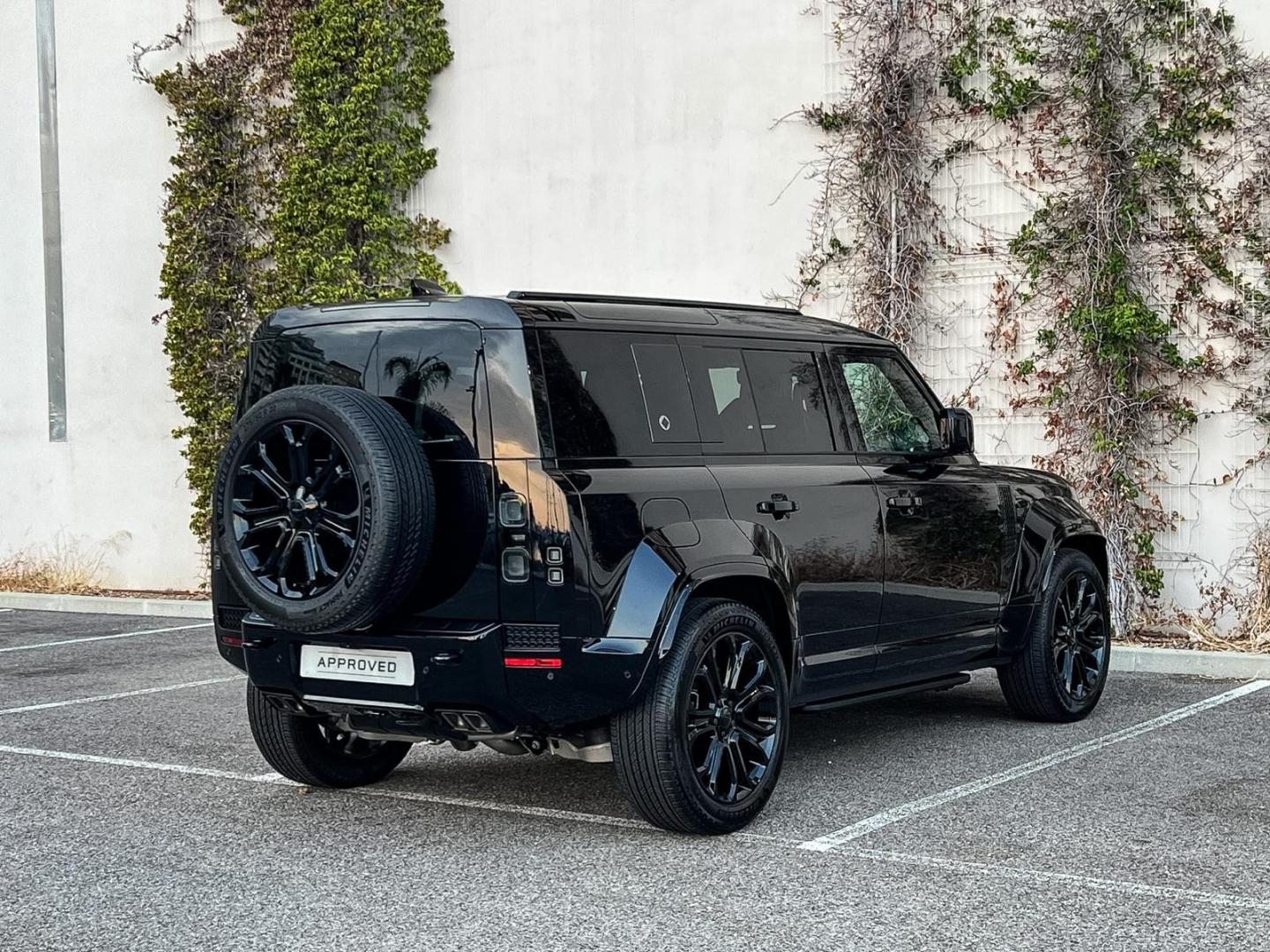 Image LAND-ROVER Defender 110 4.4 P635 Octa Black