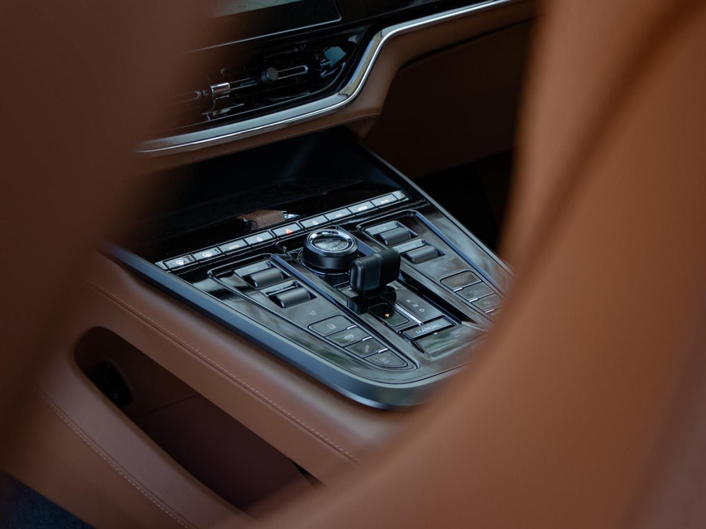 Image ASTON MARTIN DBX 4.0 V8 biturbo 727ch S