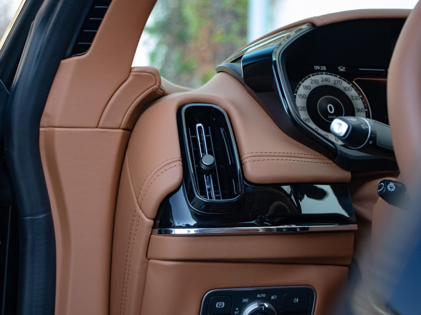 Image ASTON MARTIN DBX 4.0 V8 biturbo 727ch S