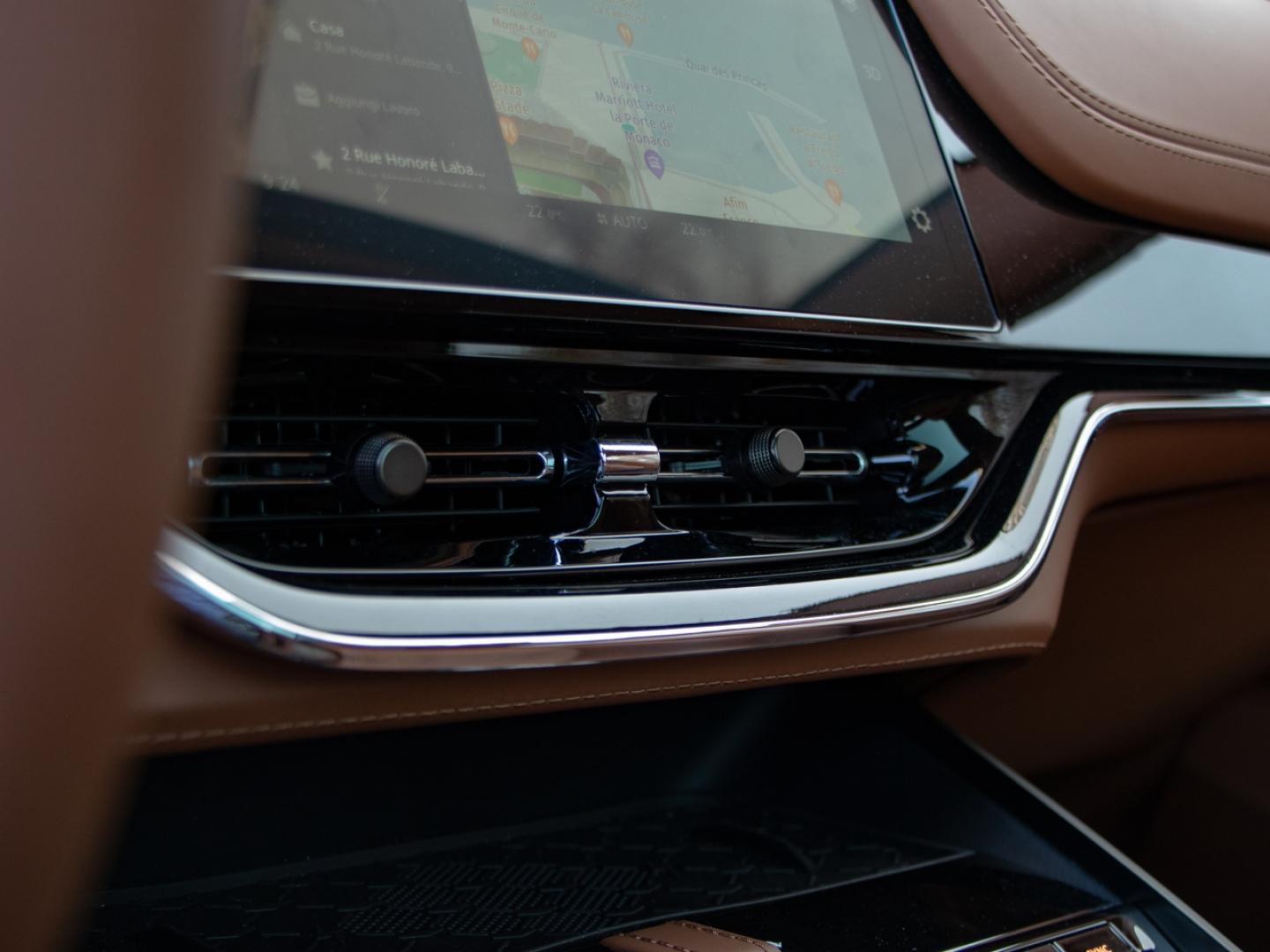 Image ASTON MARTIN DBX 4.0 V8 biturbo 727ch S