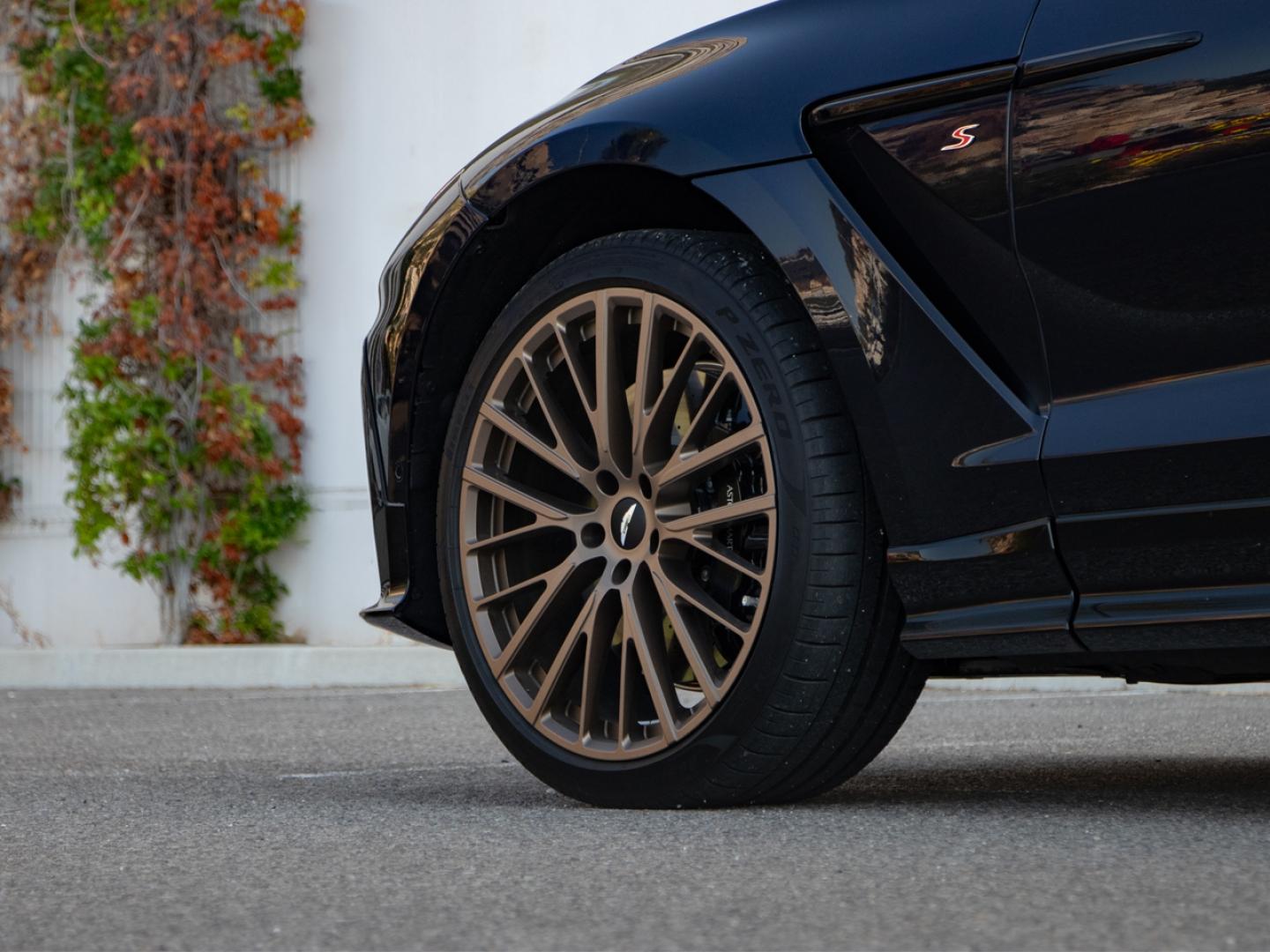 Image ASTON MARTIN DBX 4.0 V8 biturbo 727ch S