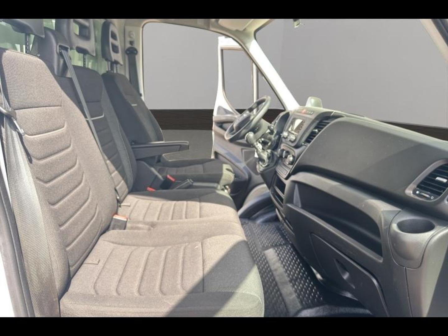 Image IVECO Daily CCb 35C16 / 3.0 160CH / CAISSE PLSC + HAYON / 2023