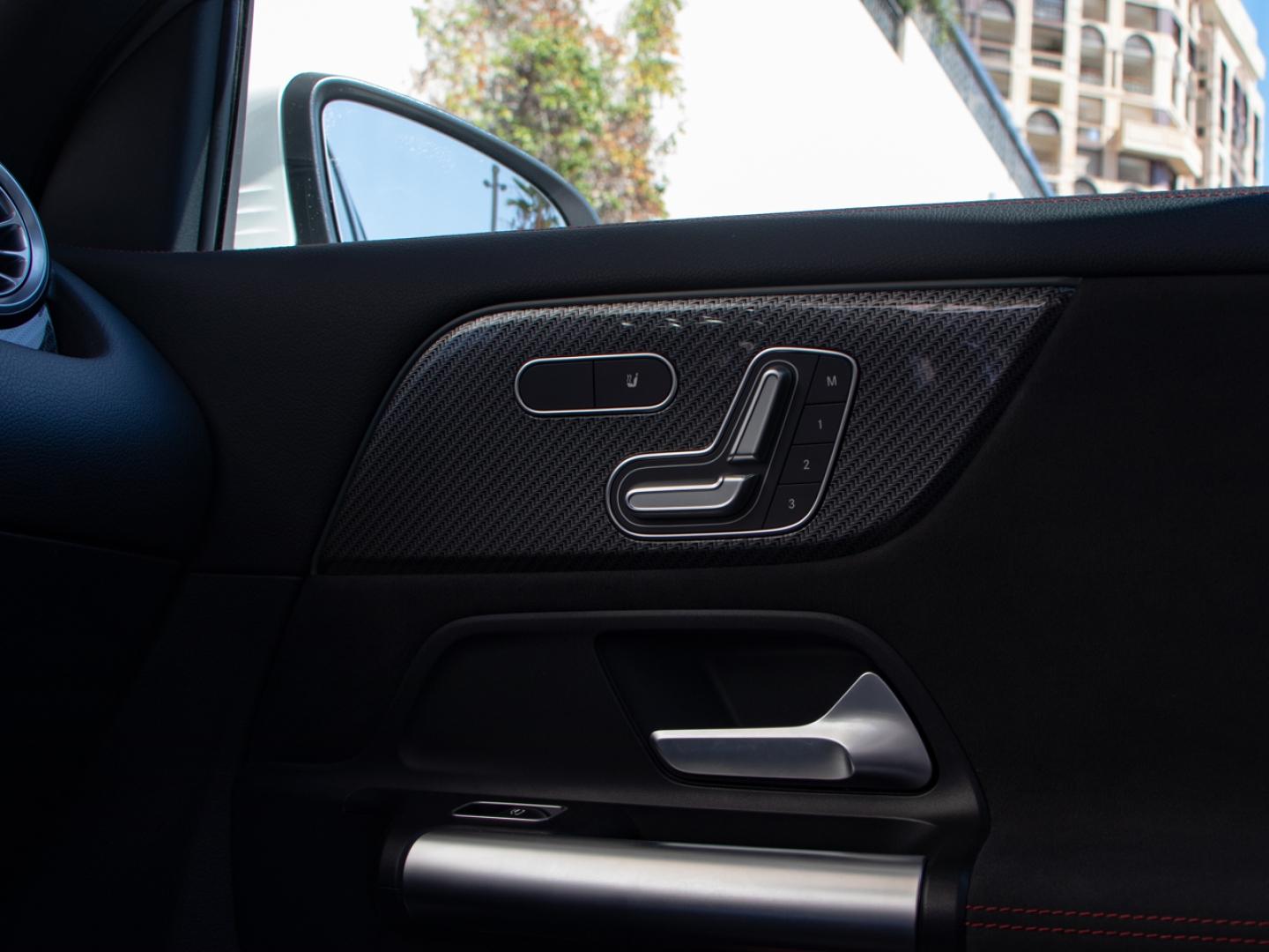 Image MERCEDES-BENZ GLA 200 d 150ch AMG Line 8G-DCT 4Matic