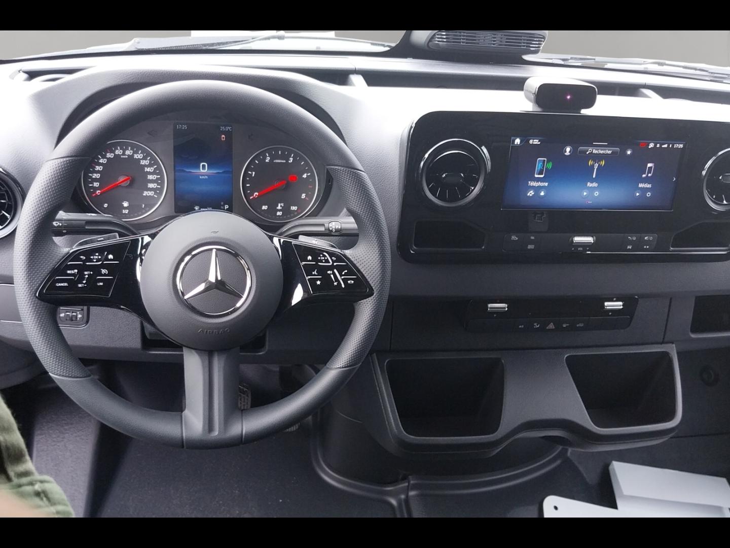 Image MERCEDES-BENZ Sprinter Fg 315 CDI 37 3T5 Base 9G-Tronic ( 43 990 HT )