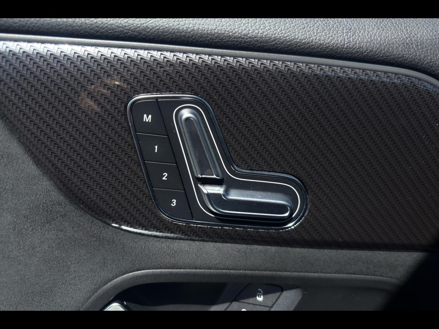 Image MERCEDES-BENZ GLA 250 e 218ch AMG Line 8G-DCT