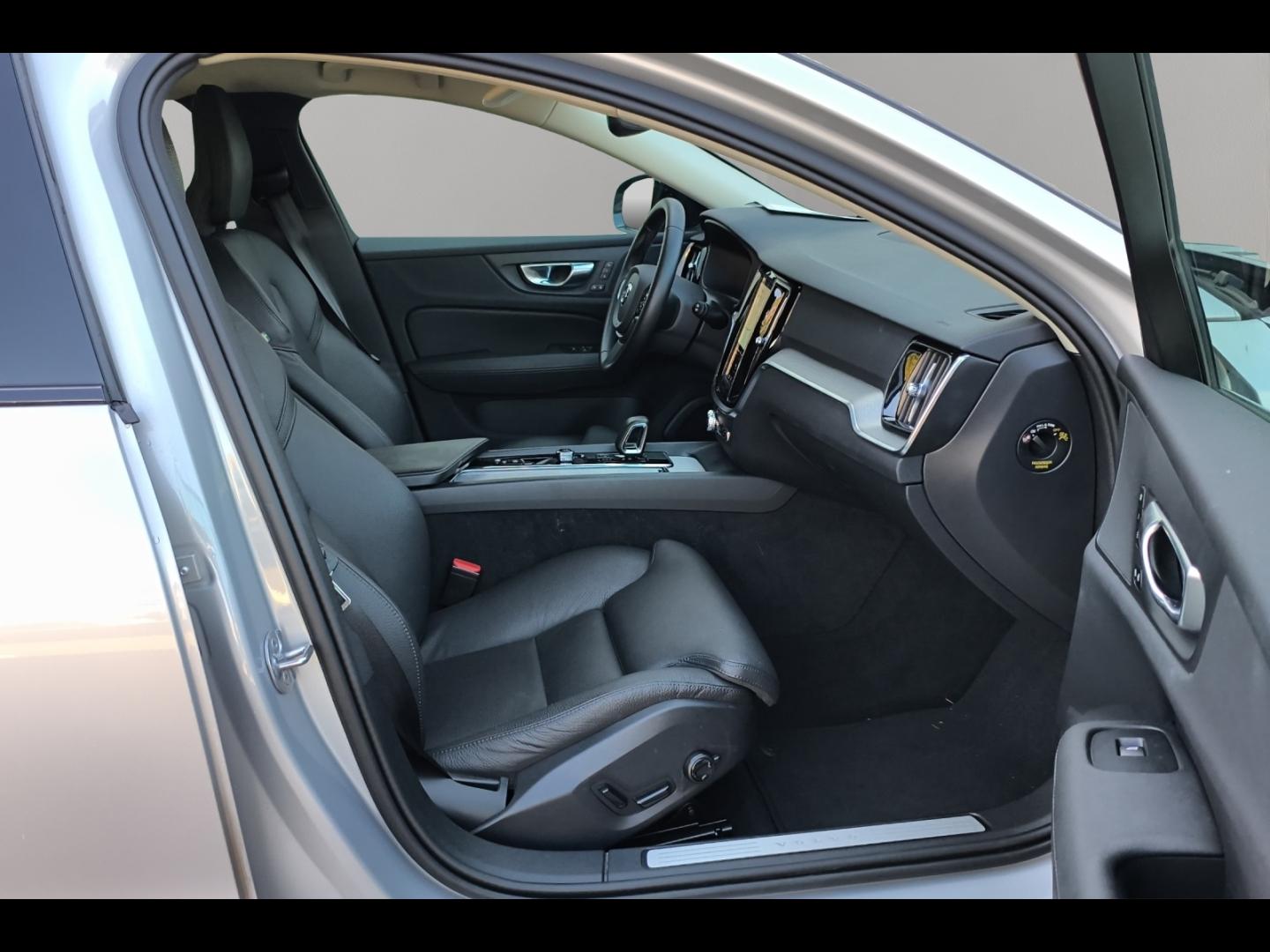 Image VOLVO V60 B4 197ch Plus Style Dark DCT 7