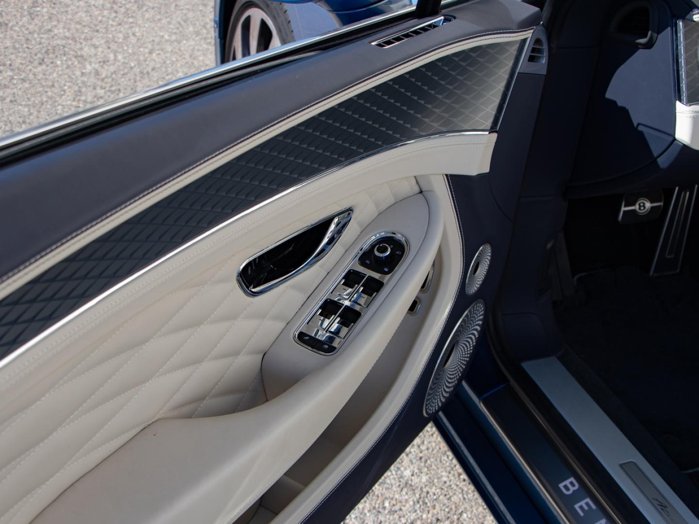 Image BENTLEY CONTINENTAL GTC Azure V8 4.0 550ch