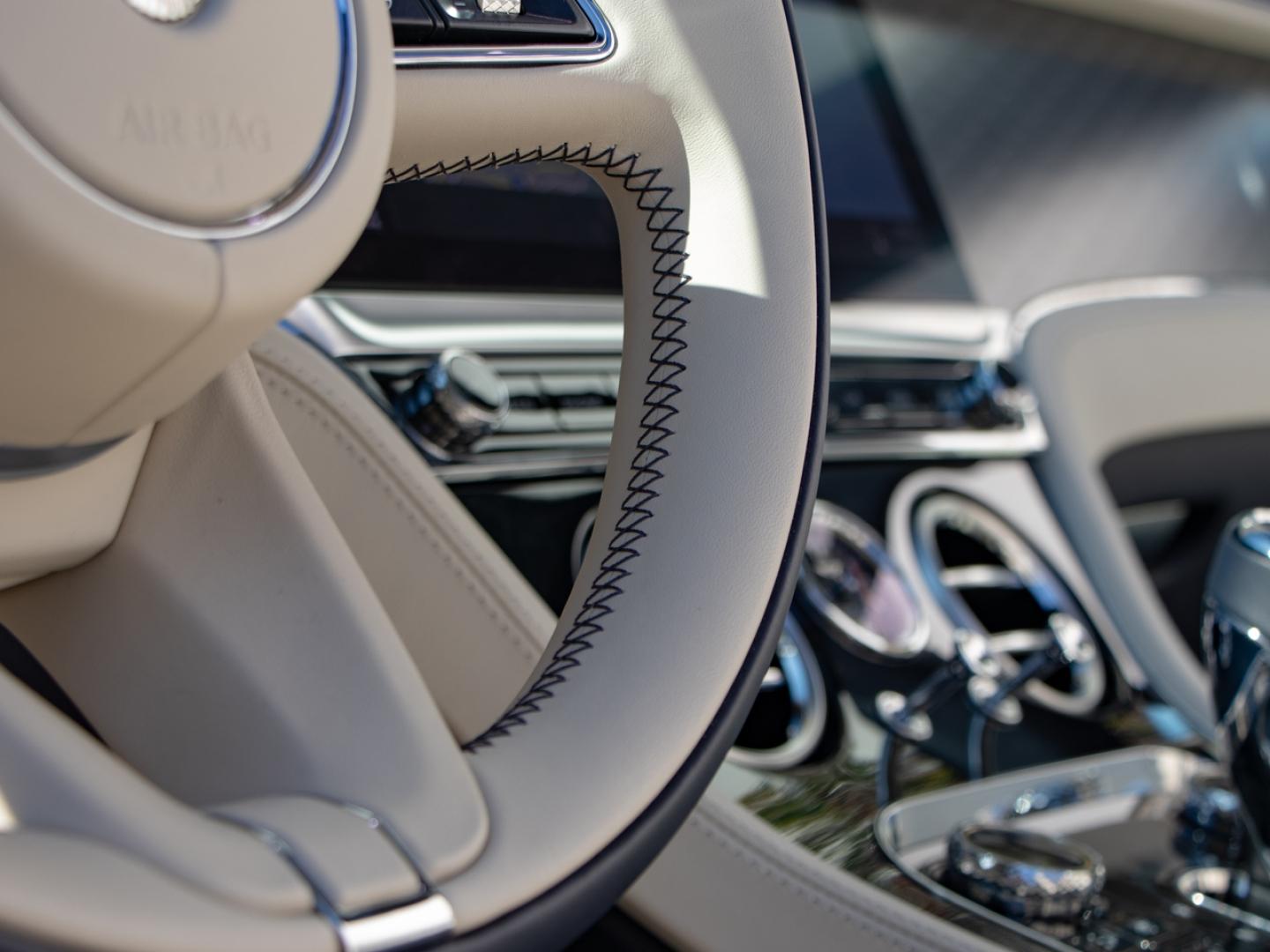 Image BENTLEY CONTINENTAL GTC Azure V8 4.0 550ch