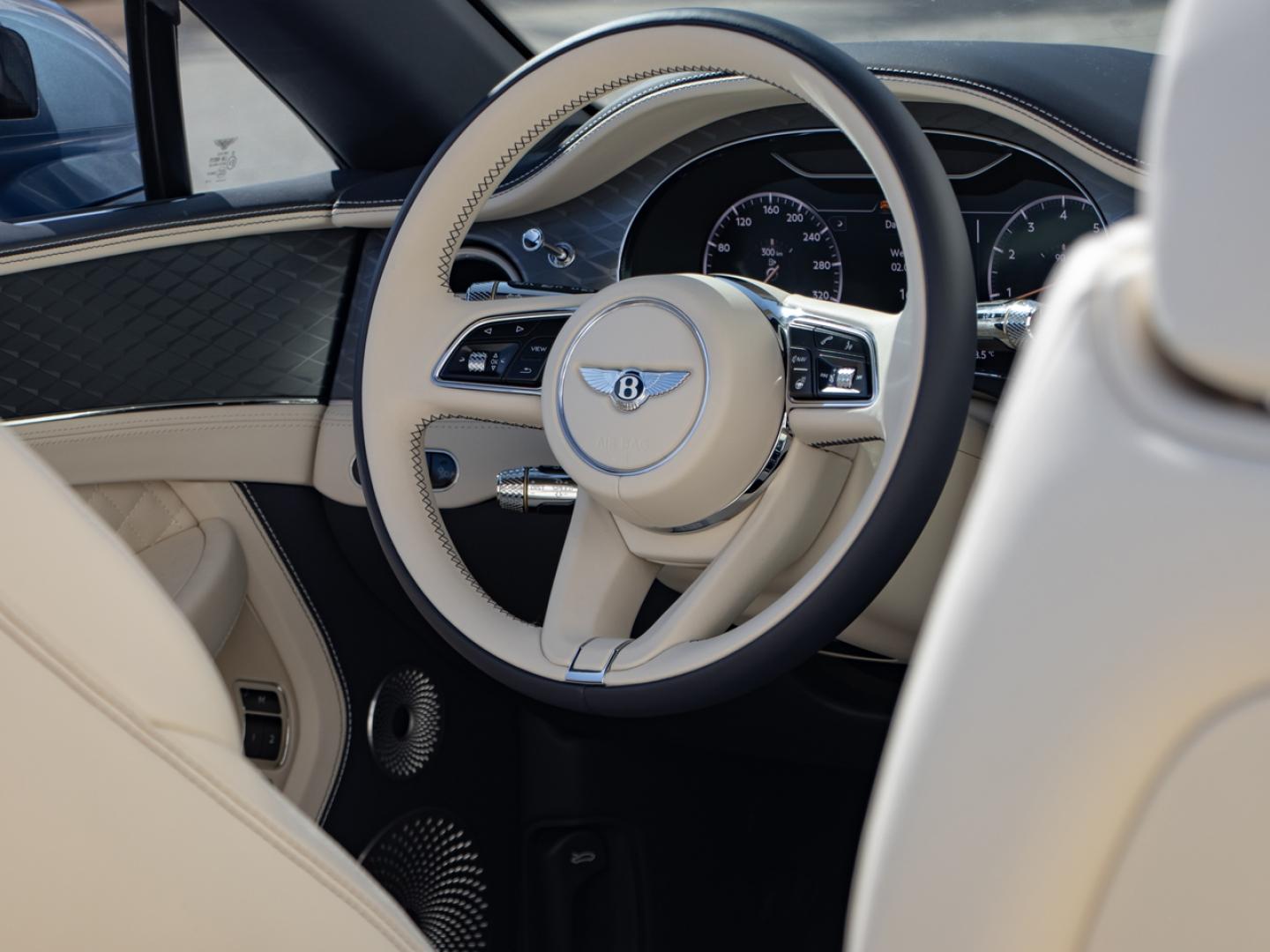 Image BENTLEY CONTINENTAL GTC Azure V8 4.0 550ch