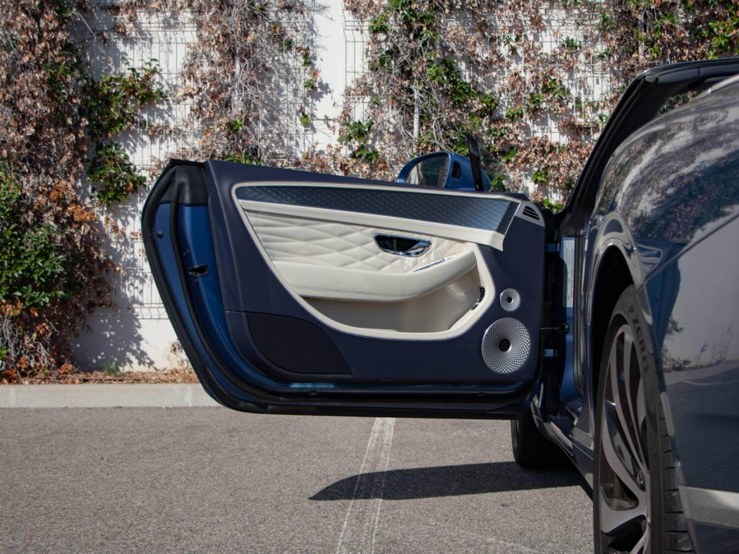 Image BENTLEY CONTINENTAL GTC Azure V8 4.0 550ch