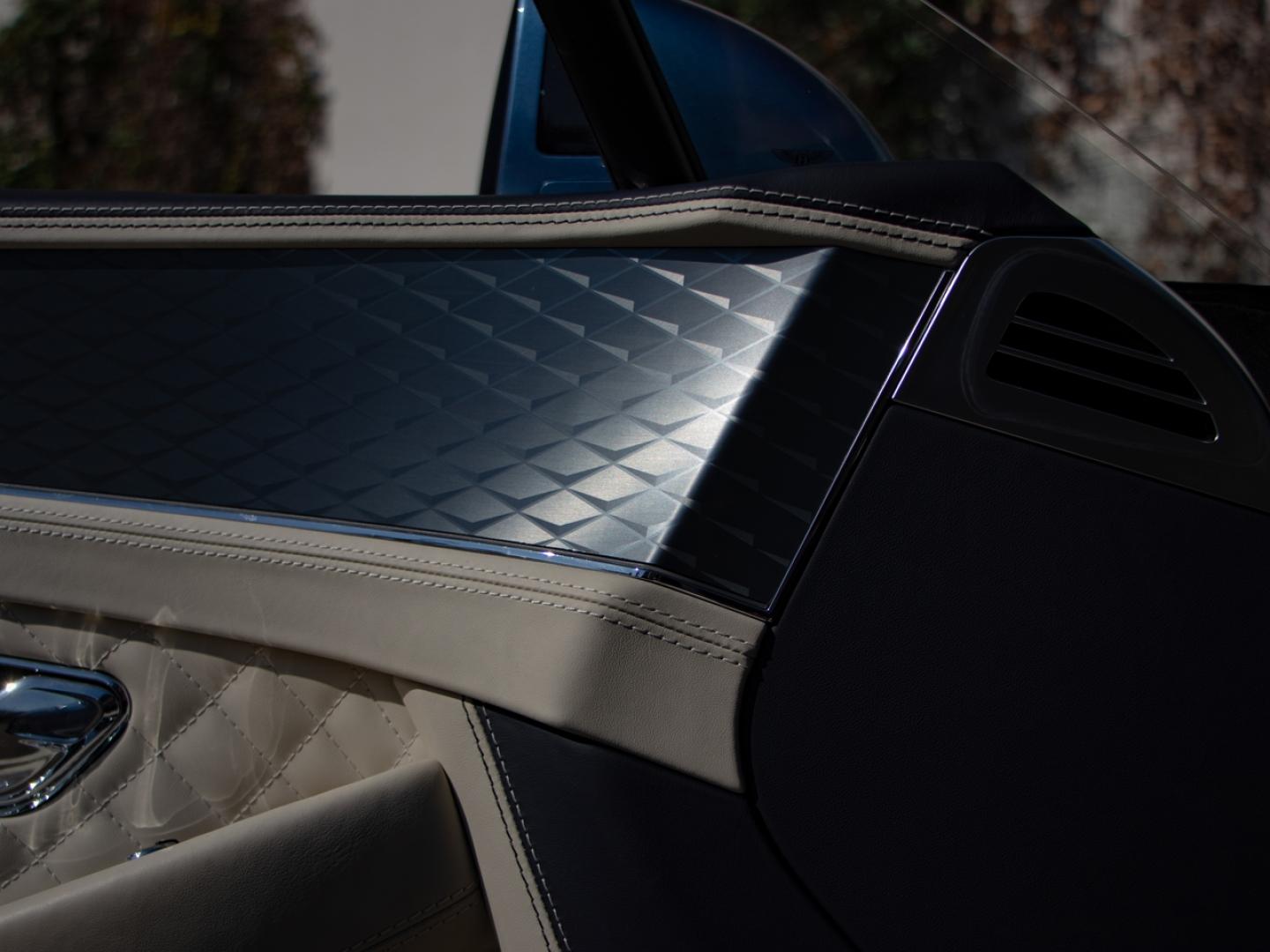 Image BENTLEY CONTINENTAL GTC Azure V8 4.0 550ch