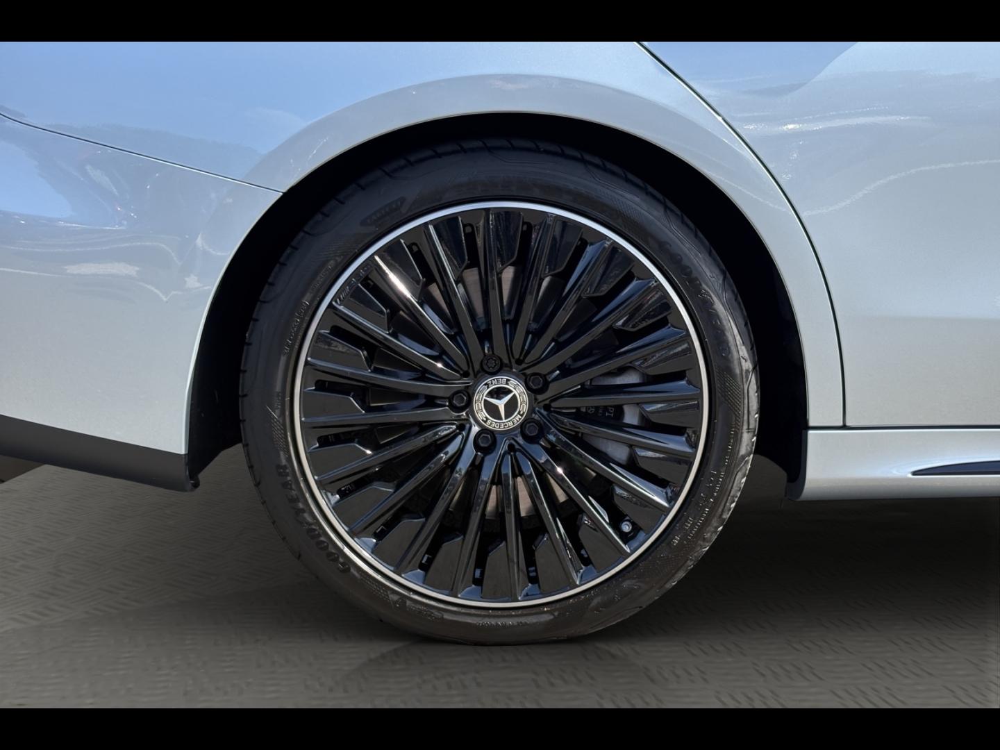 Image MERCEDES-BENZ Classe E Break 300 e 204+129ch AMG Line 9G-Tronic