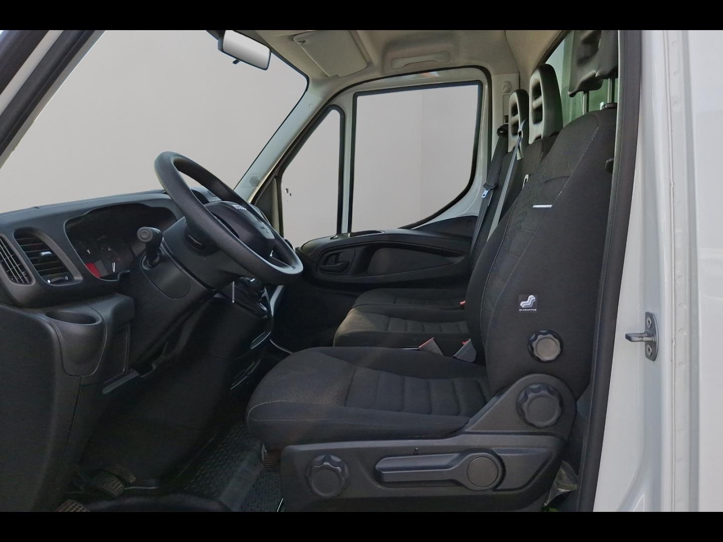Image IVECO Daily CCb 35C16H empattement 4100 3.0L Caisse et Hayon