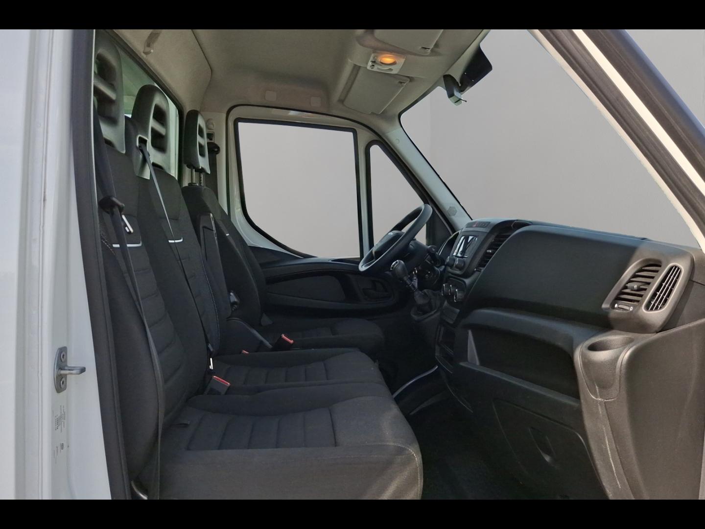 Image IVECO Daily CCb 35C16H empattement 4100 3.0L Caisse et Hayon