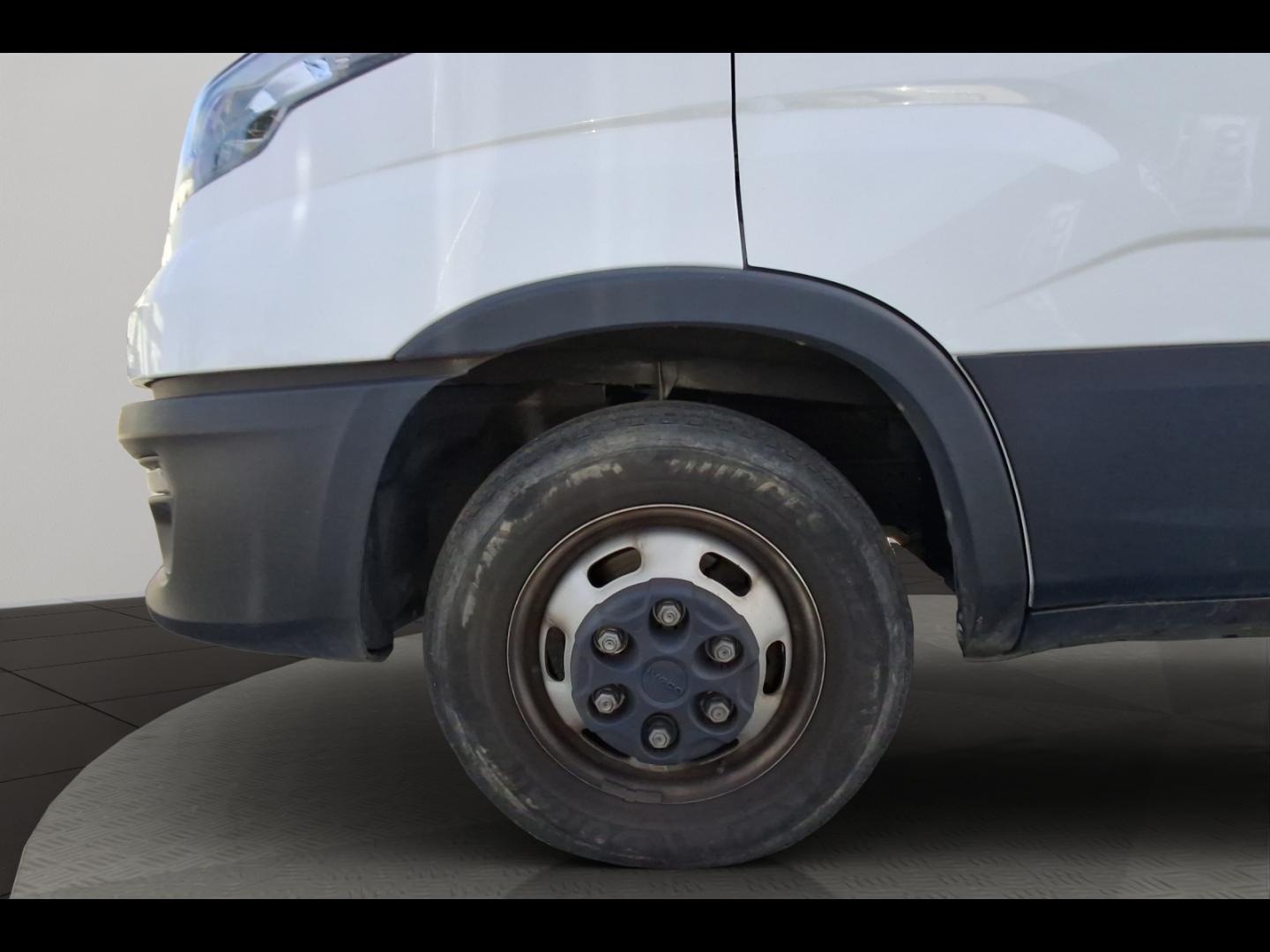 Image IVECO Daily CCb 35C16H empattement 4100 3.0L Caisse et Hayon