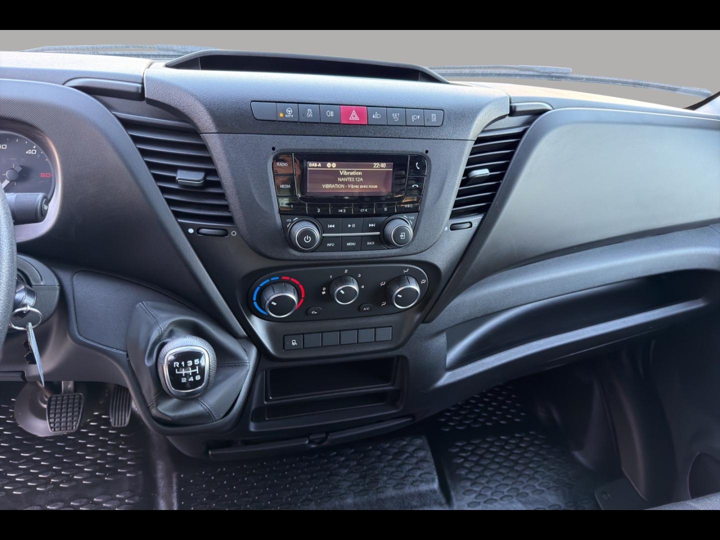 Image IVECO Daily CCb 35C16H3.0 empattement 4100 Caisse et Hayon