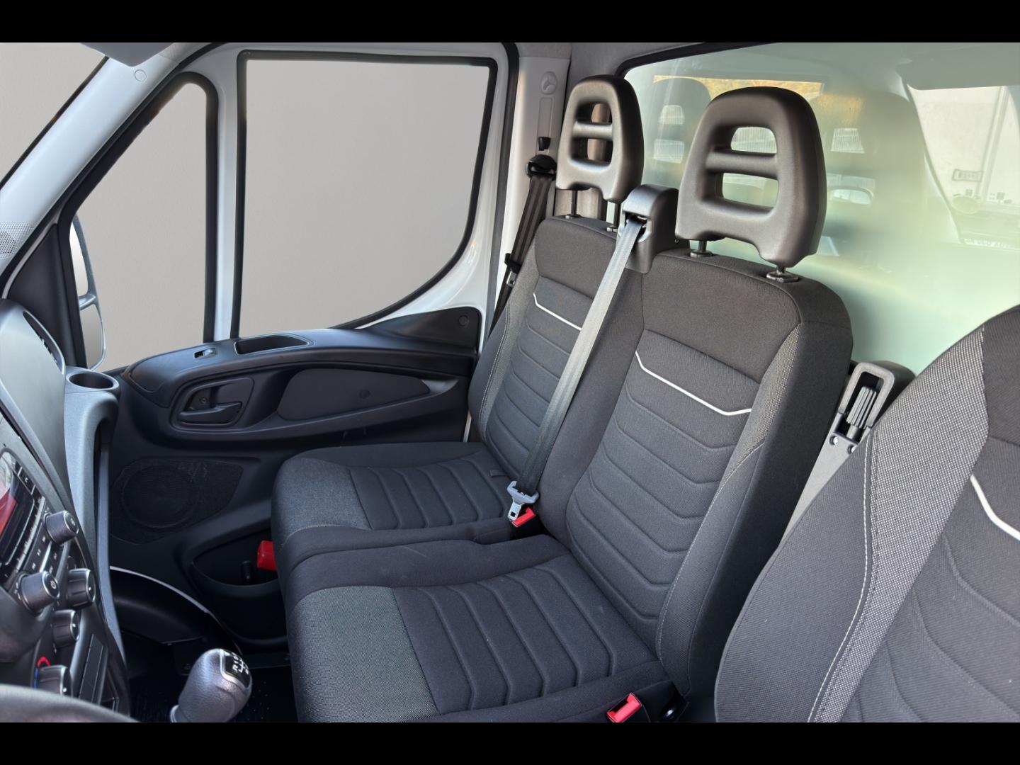 Image IVECO Daily CCb 35C16H3.0 empattement 4100 Caisse et Hayon