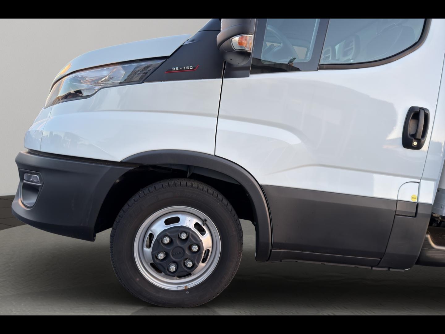 Image IVECO Daily CCb 35C16H3.0 empattement 4100 Caisse et Hayon