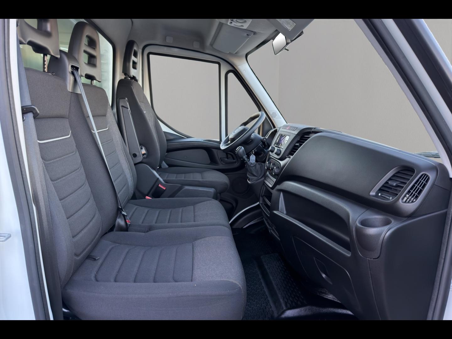 Image IVECO Daily CCb 35C16H3.0 empattement 4100 Caisse et Hayon