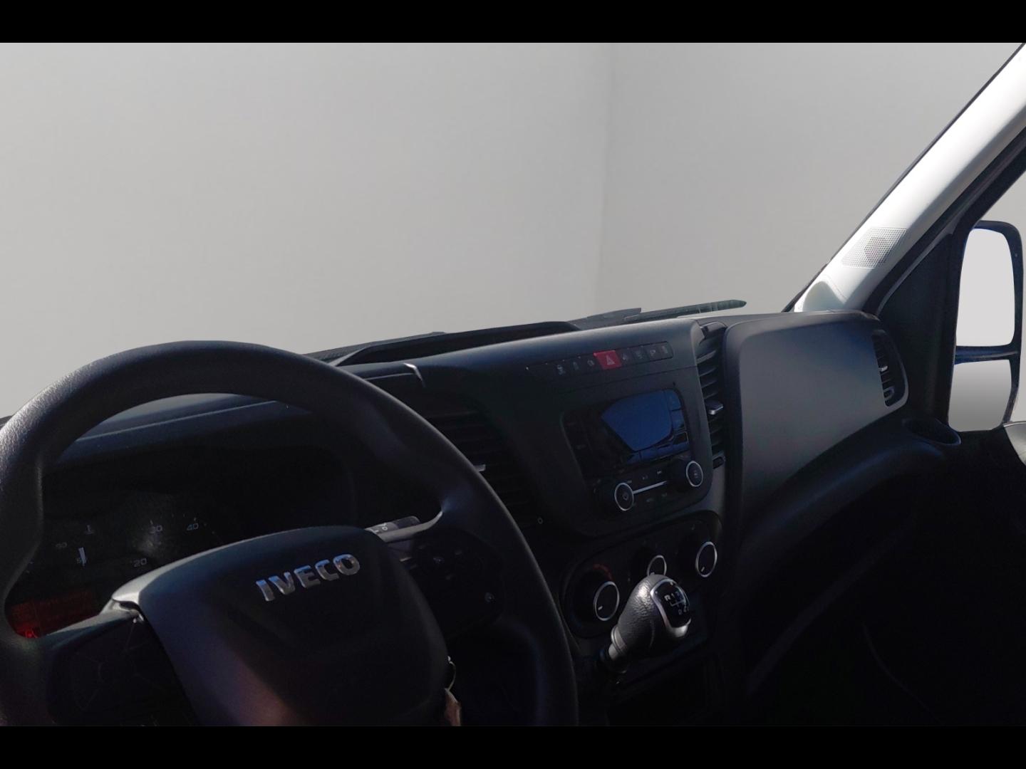 Image IVECO Daily CCb 35C16H empattement 4100 3.0 CAISSE HAYON