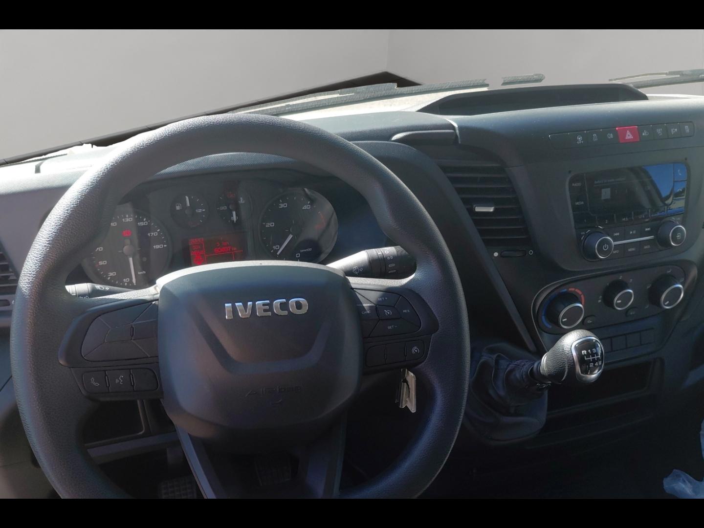 Image IVECO Daily CCb 35C16H empattement 4100 3.0 CAISSE HAYON
