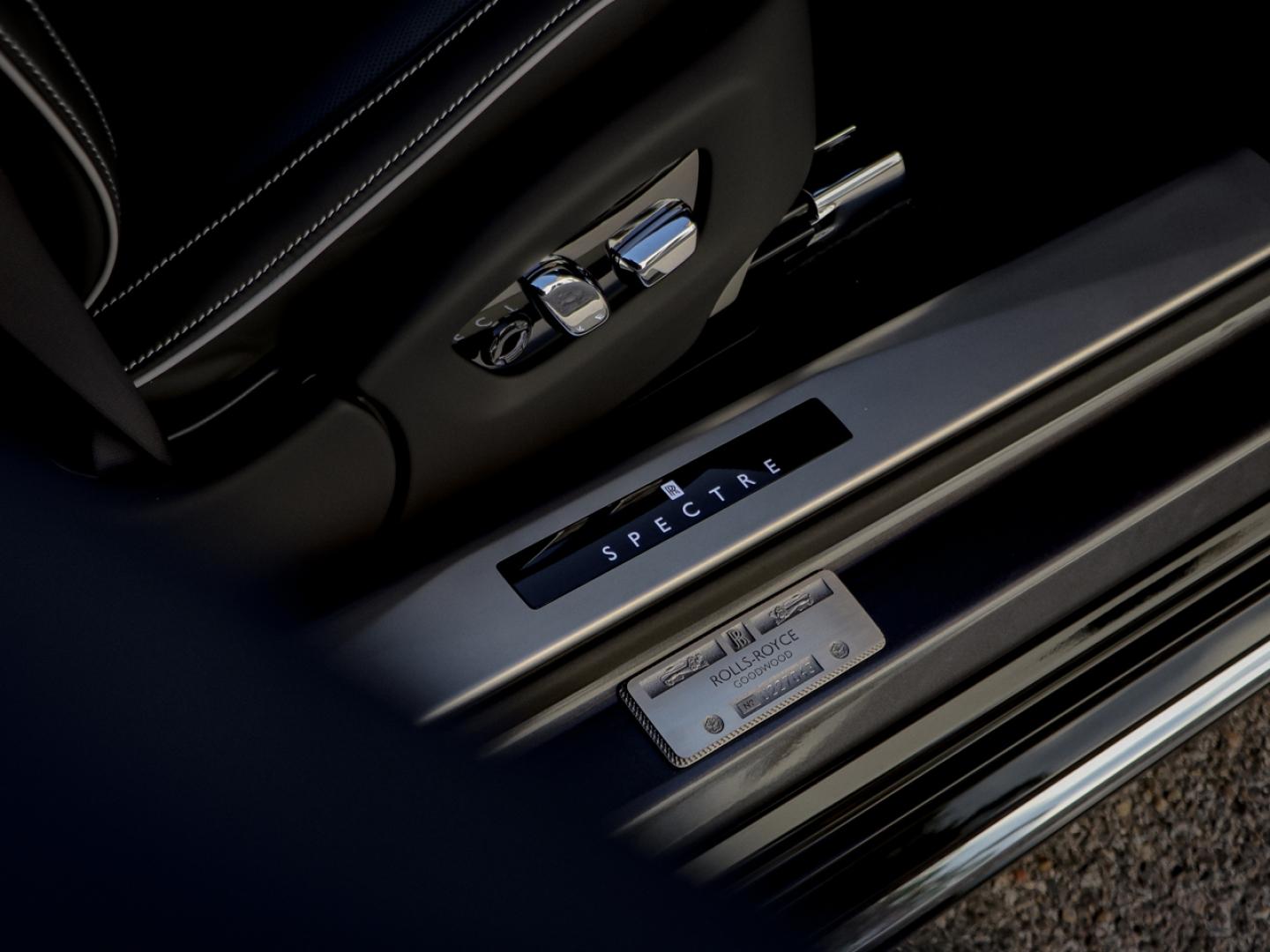 Image ROLLS ROYCE SPECTRE Silver Badge