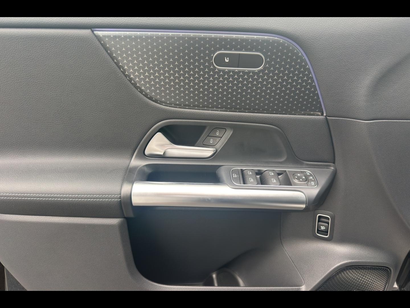 Image MERCEDES-BENZ GLA 180 d 116ch Progressive Line 8G-DCT