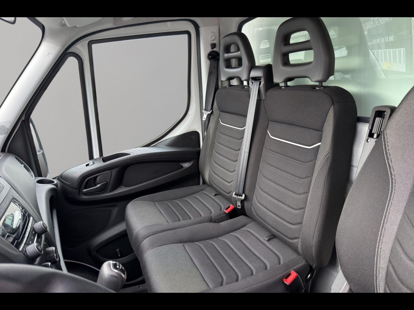 Image IVECO Daily CCb 35-160H / 3.0 160CH / CAISSE & HAYON / 35C16 / 2024 /