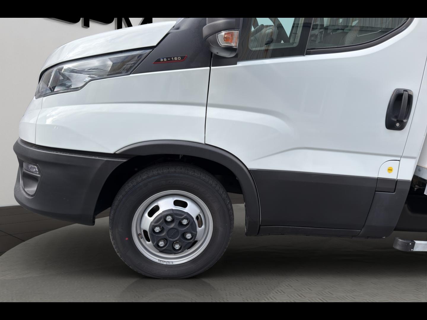 Image IVECO Daily CCb 35-160H / 3.0 160CH / CAISSE & HAYON / 35C16 / 2024 /