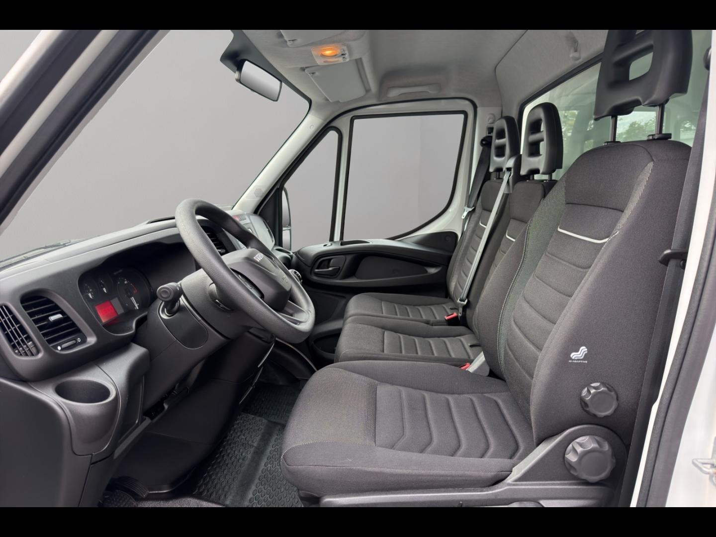 Image IVECO Daily CCb 35-160H / 3.0 160CH / CAISSE & HAYON / 35C16 / 2024 /