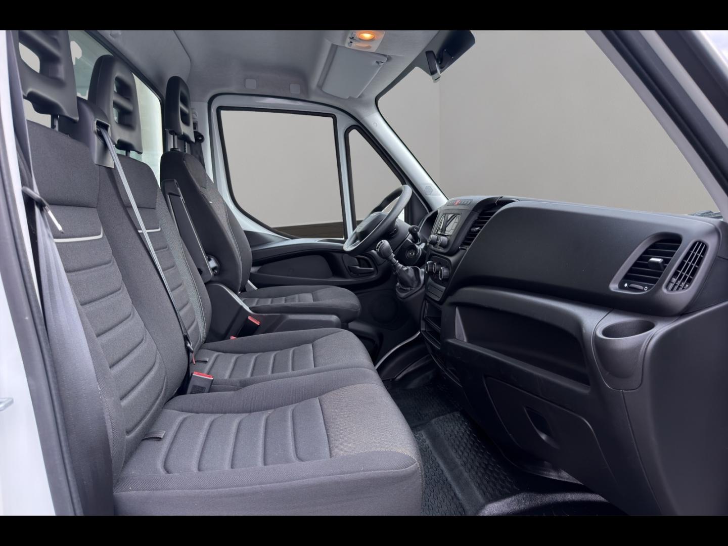 Image IVECO Daily CCb 35-160H / 3.0 160CH / CAISSE & HAYON / 35C16 / 2024 /