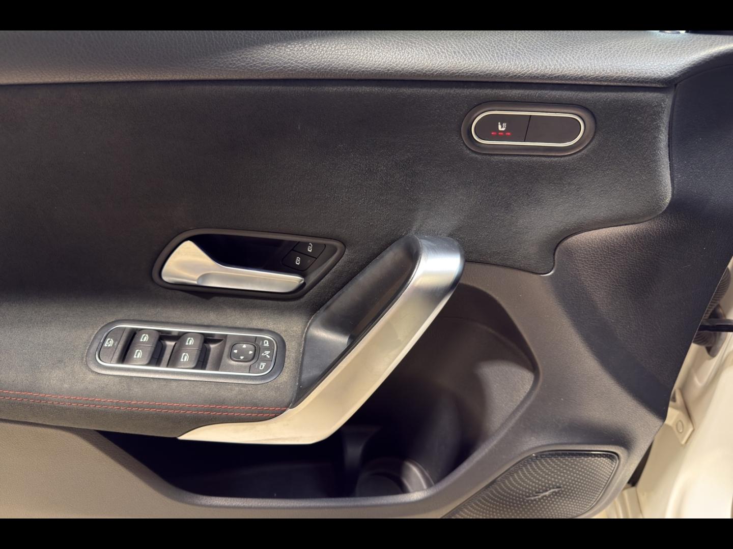 Image MERCEDES-BENZ Classe A 180 136ch AMG Line